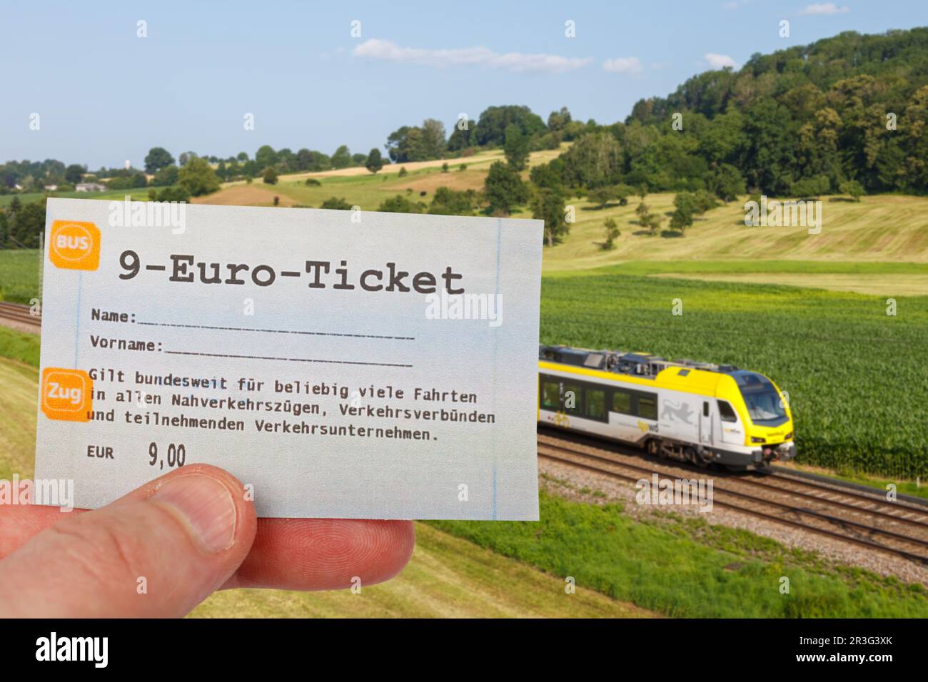 9-Euro-Ticket 9-Euro-Ticket mit Regionalzug Regionalbahn Fotomontage in Uhingen, Deutschland Stockfoto