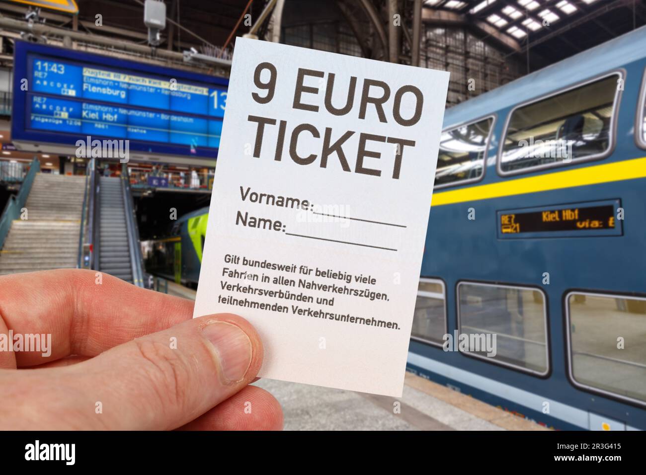 9-Euro-Ticket 9-Euro-Ticket mit Regionalzug Regionalbahn Fotomontage in Hamburg Stockfoto