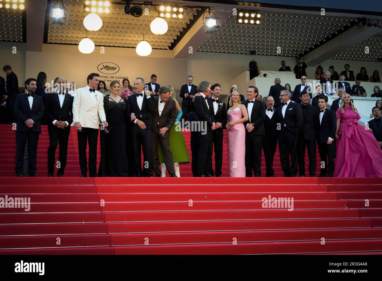 Cannes, Frankreich. 23. Mai 2023. (L bis R) Jason Schwartzman, Jeffrey Wright, Rupert Friend, Rita Wilson, Tom Hanks, Bryan Cranston, Maya Hawke, Wes Anderson, Adrien Brody, Scarlett Johansson, Matt Dillon, Steve Carell, Steve Park, Jake Ryan und Hope Davis besuchen den roten Teppich „Asteroid City“ während des 76. Jährlichen Filmfestivals in Cannes am 23. Mai 2023 im Palais des Festivals in Cannes, Frankreich. (Foto: Daniele Cifala/NurPhoto) Kredit: NurPhoto SRL/Alamy Live News Stockfoto