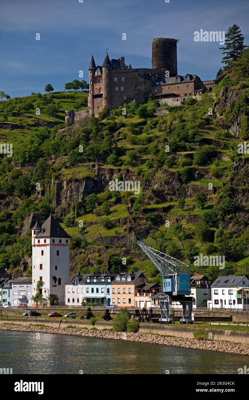 Blick auf St. Goarshausen mit dem Rhein und Schloss Katz, Rheinland-Pfalz, Deutschland, Europa Stockfoto