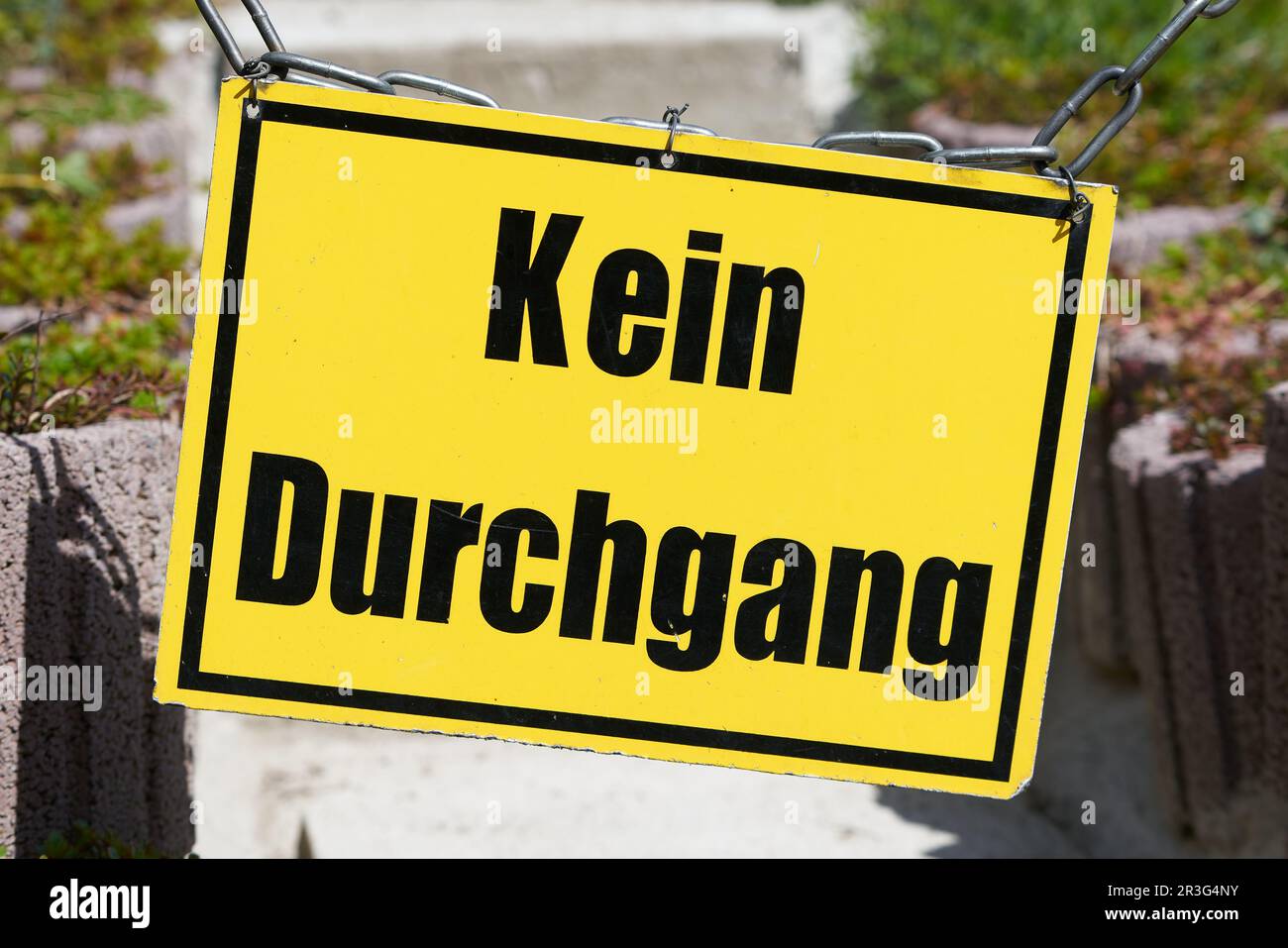 Gelbes Schild auf einem geschlossenen Fußweg in Deutschland. Übersetzung: Keine Passage Stockfoto
