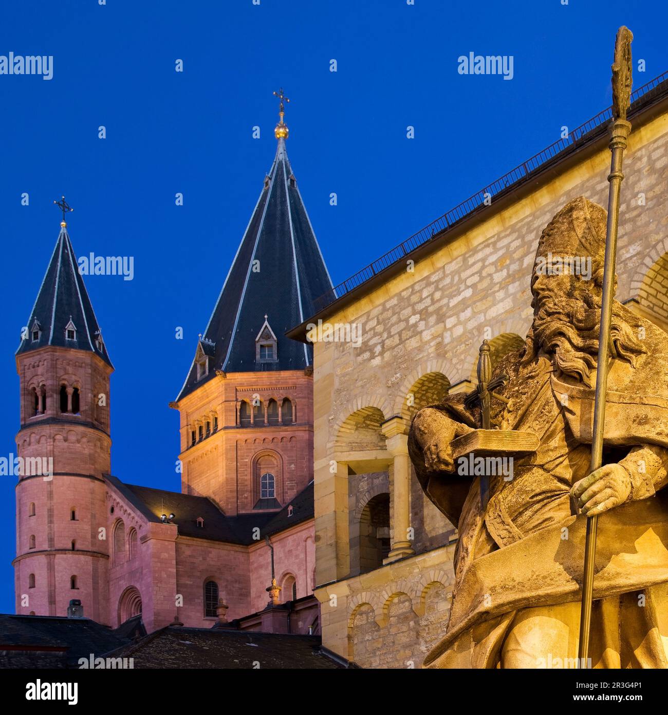 St. Boniface vor der Gotthard-Kapelle, dahinter die hohe Kathedrale von St. Martin, Mainz Stockfoto