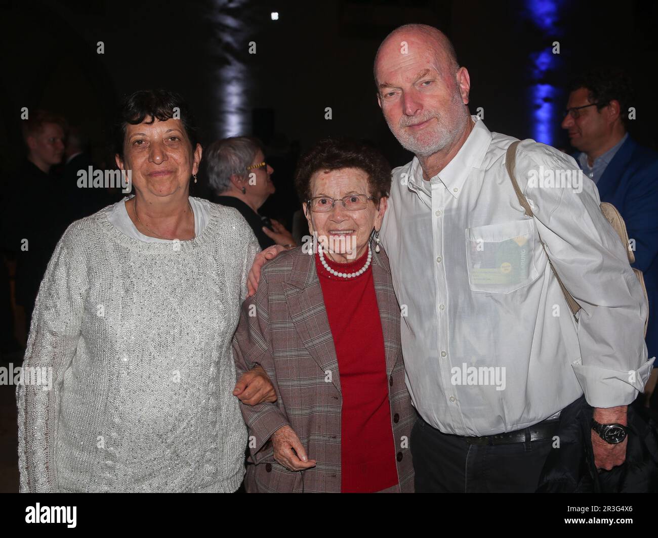 Zeitgenössische Zeugin Batsheva Dagan mit Sohn Amir und Schwiegertochter Batia auf dem festlichen Konzert Jewish Culture Days Sachsen-an Stockfoto