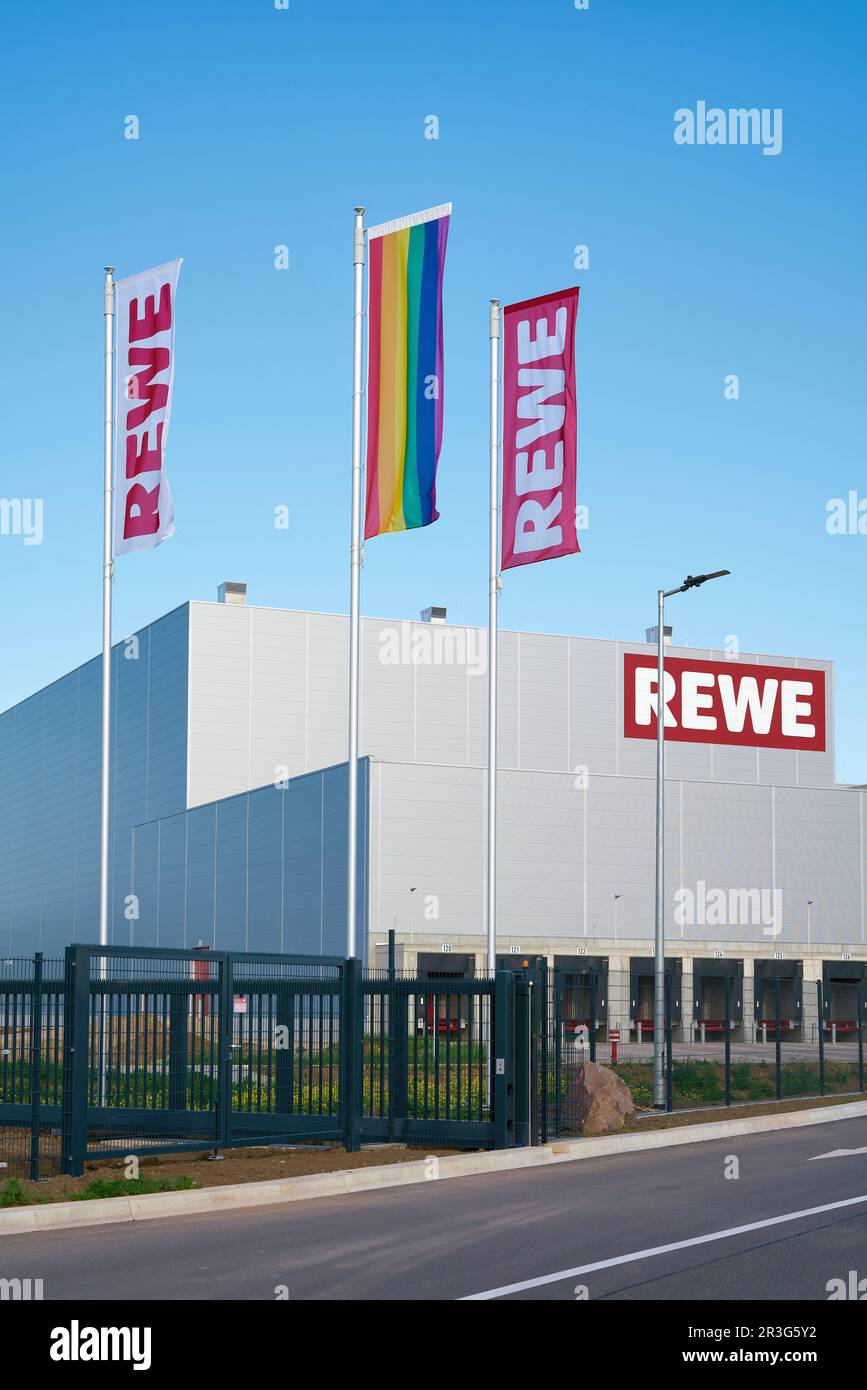 Flaggen vor dem neuen Zentrallager des deutschen Lebensmitteleinzelhändlers Rewe in Magdeburg Stockfoto