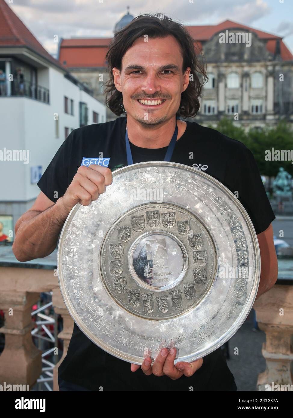 SC Magdeburg feiert Jannick Green mit einem T-Shirt und einer Meisterschafts-Trophäe Stockfoto