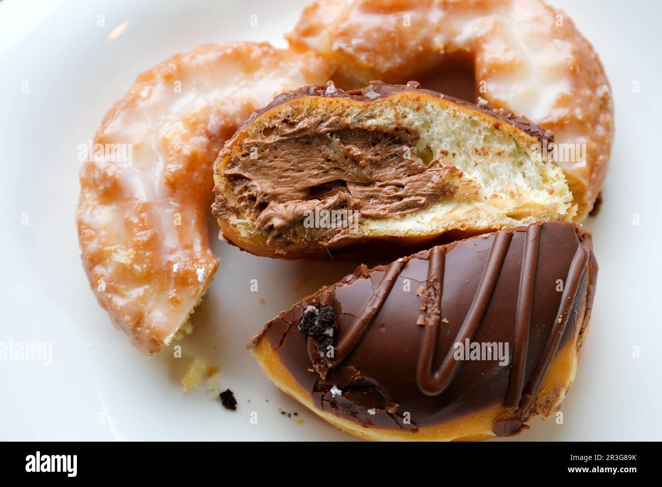 Köstliche Donuts mit Schokoladenfüllung. Hochwertiges Foto Stockfoto