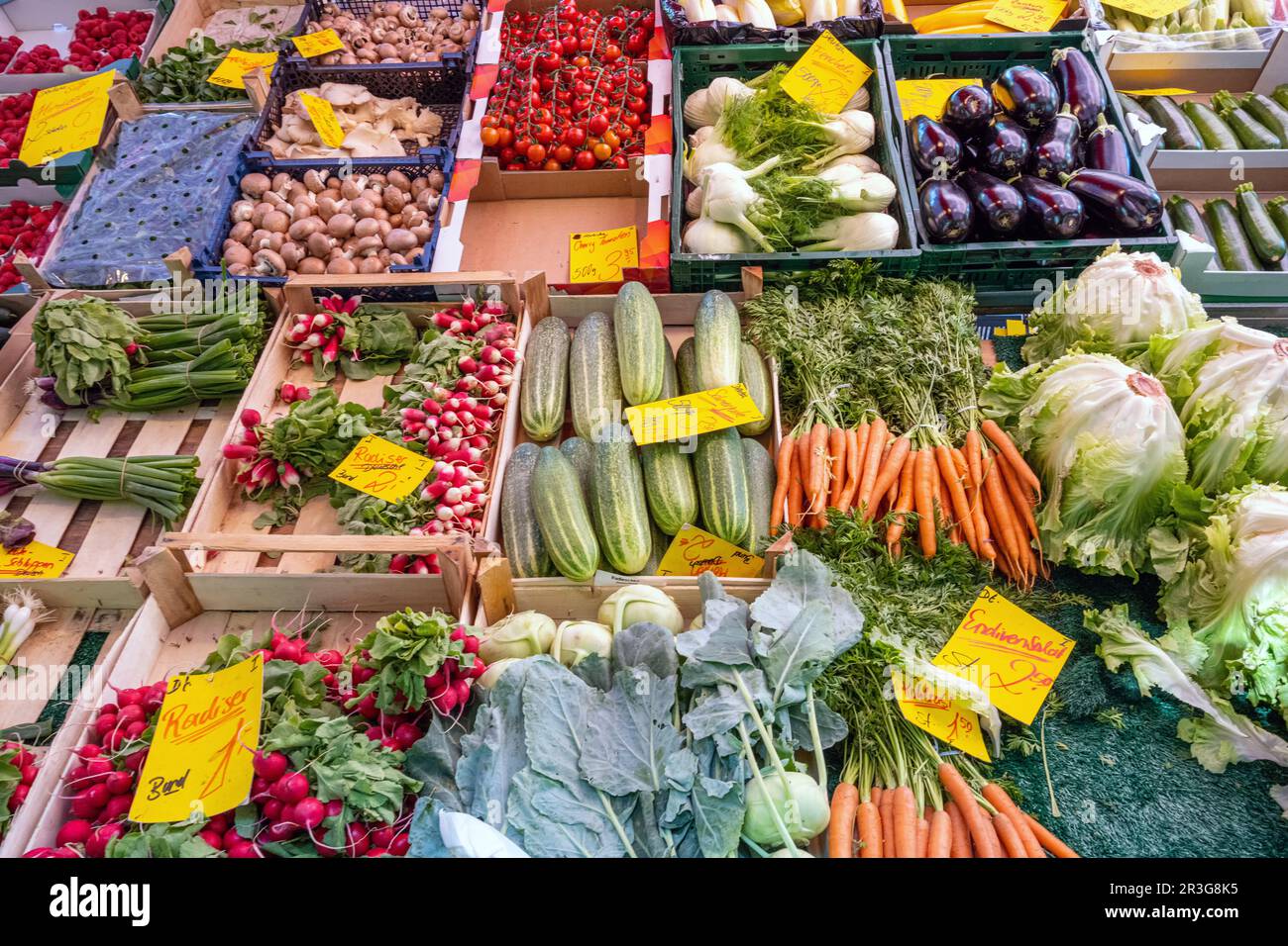 Große Auswahl an Gemüse und Salat an einem Marktstand Stockfoto