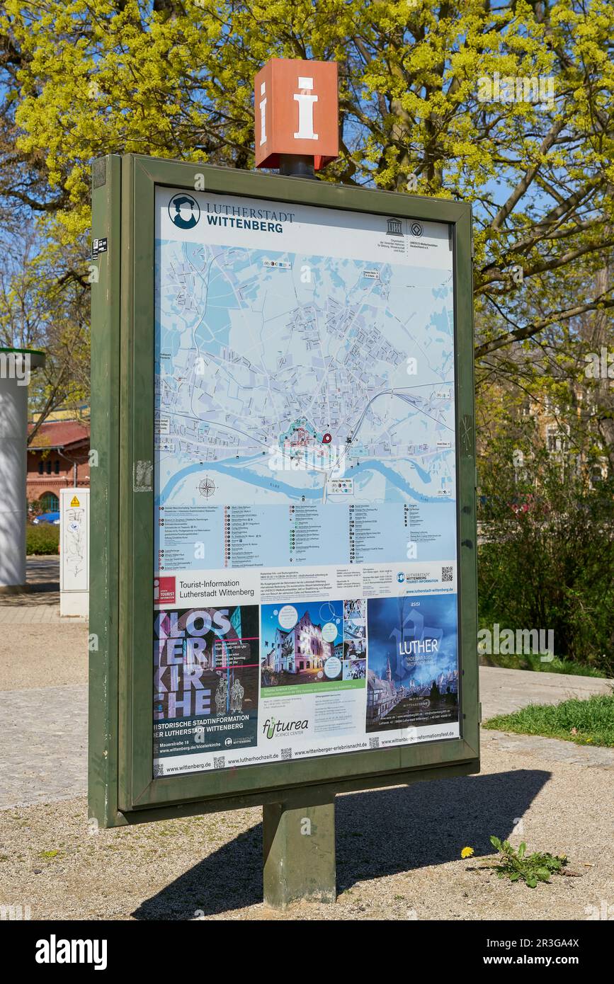 Touristeninformation mit Stadtplan und den wichtigsten Sehenswürdigkeiten von Lutherstadt Wittenberg Stockfoto