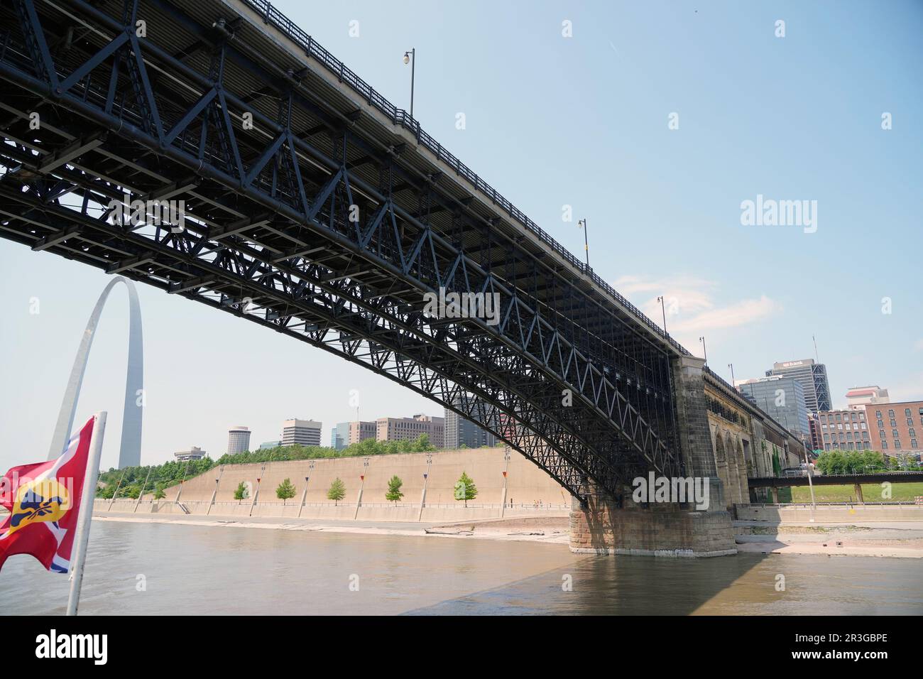 St. Louis, Usa. 23. Mai 2023. Der Gateway Arch ist zu sehen, wenn das Tom Sawyer Riverboat unter der historischen EADS Bridge am Mississippi River in St. vorbeifährt Louis am Dienstag, den 23. Mai 2023. Die 1874 erbaute EADS-Brücke war die erste Brücke über den Mississippi in St. Louis. Foto: Bill Greenblatt/UPI Credit: UPI/Alamy Live News Stockfoto