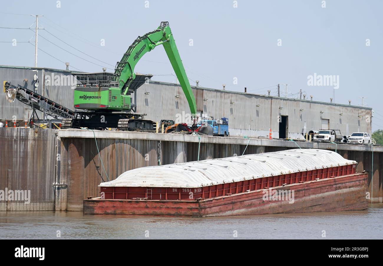 St. Louis, Usa. 23. Mai 2023. Ein Lastkahn kippt, wenn er am St. Louis Flussufer am Mississippi River in St. Louis am Dienstag, den 23. Mai 2023.Foto von Bill Greenblatt/UPI Credit: UPI/Alamy Live News Stockfoto