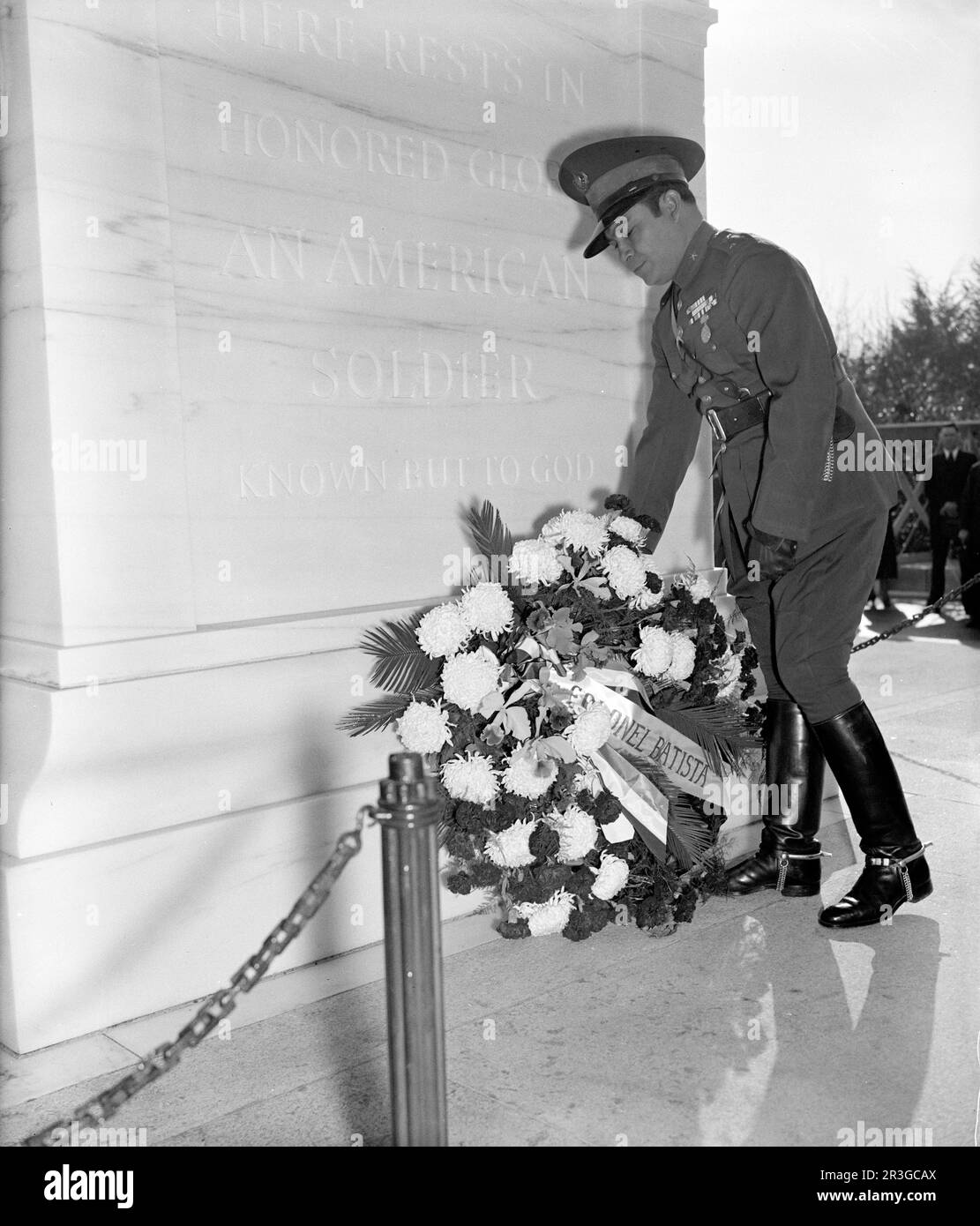Der kubanische Soldat Fulgencio Batista, der einen Kranz am Grab des unbekannten Soldaten auf dem Arlington National Cemetery in Virginia platziert. Stockfoto
