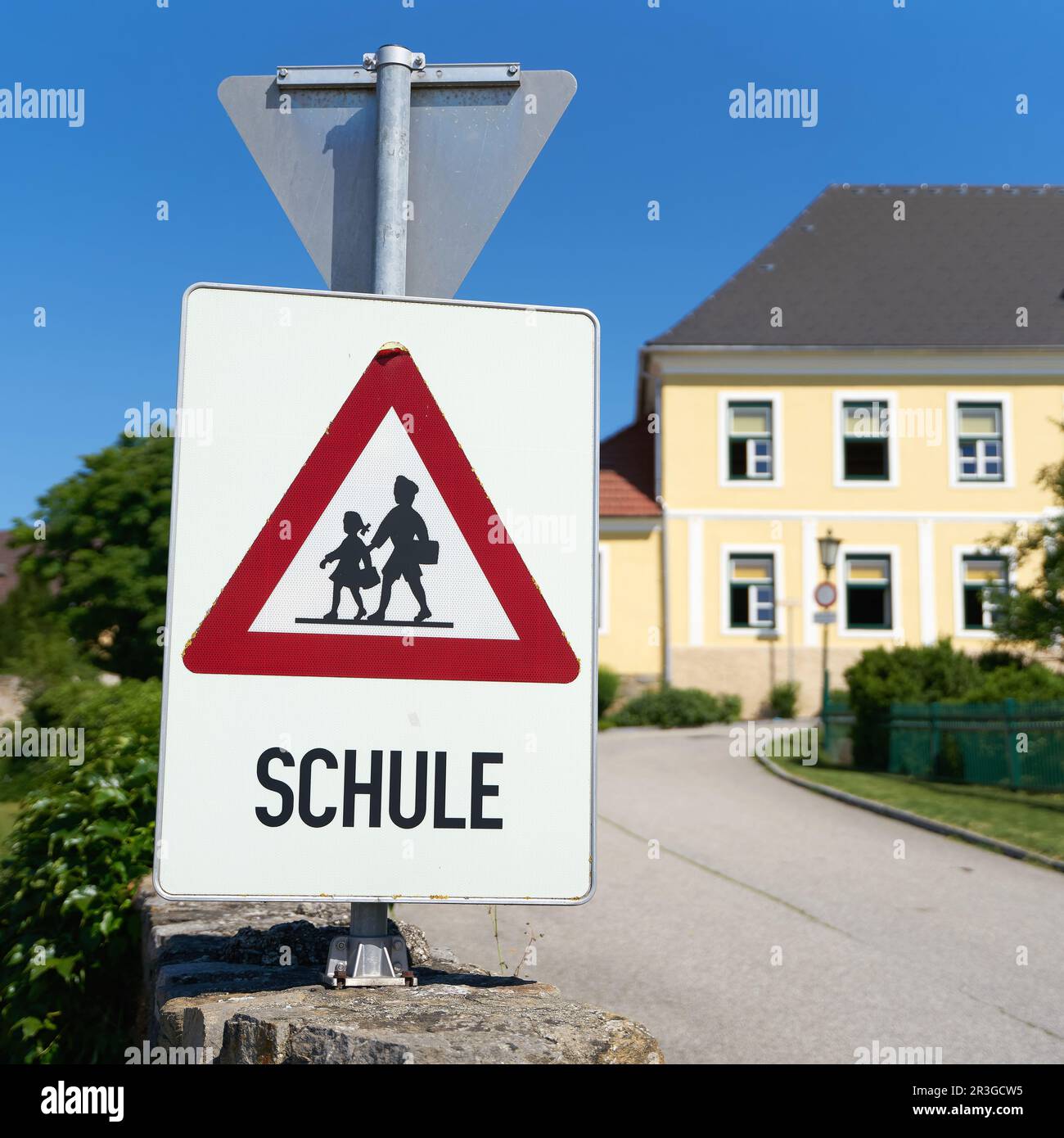 Gefahrenschild zur Anzeige möglicher Schulkinder im Straßengebiet in Emmersdorf in Osterreich Stockfoto