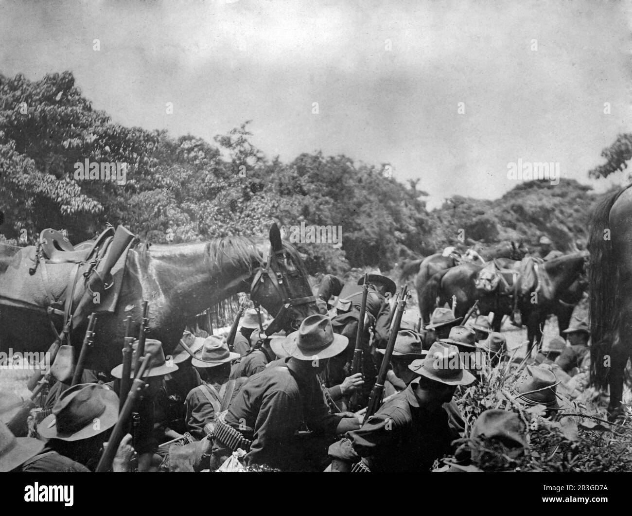 US-Armee-Truppen bewaffnet mit Krag-Gewehren in San Juan Hill, Kuba, während des spanischen Amerikanischen Krieges 1898. Stockfoto