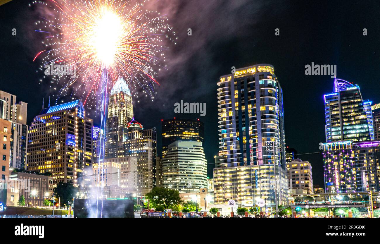 Feuerwerk über der skyline von charlotte nach dem Baseballspiel Stockfoto