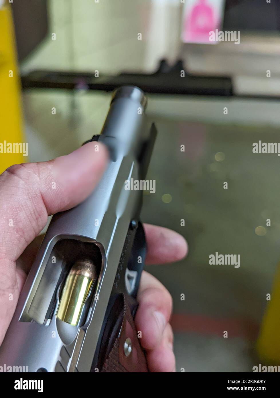 Tödliche Waffen am Tag des Schießstands in der Halle Stockfoto