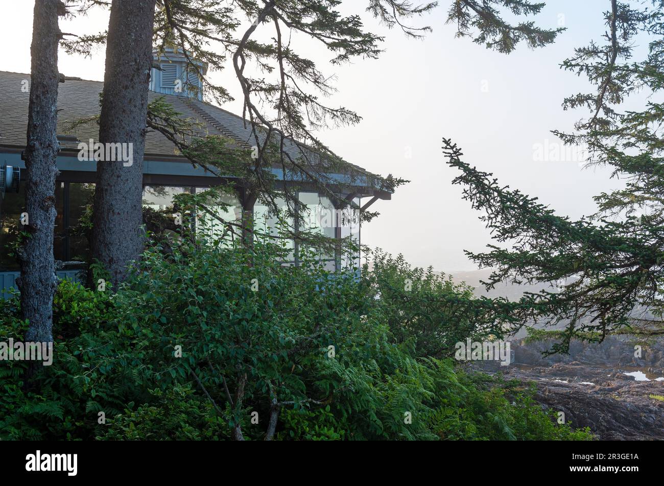 Das Pointe Restaurant Gebäude im Nebel von Chesterman Beach, Wickaninnish Inn, Tofino, Vancouver Island, Kanada. Stockfoto