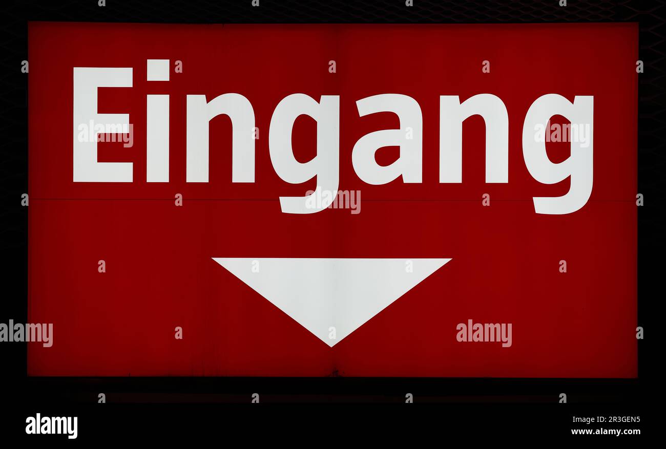 Beleuchtetes rotes Schild am Eingang zu einem Geschäft in Deutschland. Übersetzung: Eingang Stockfoto