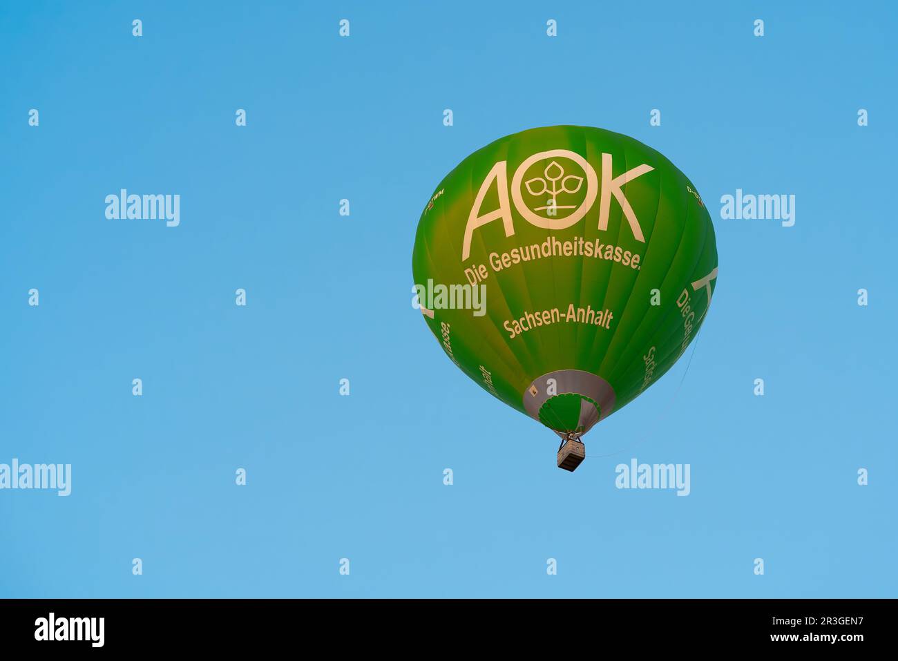 Heißluftballon mit Werbung für die Krankenversicherung AOK am Himmel von Magdeburg in Deutschland Stockfoto