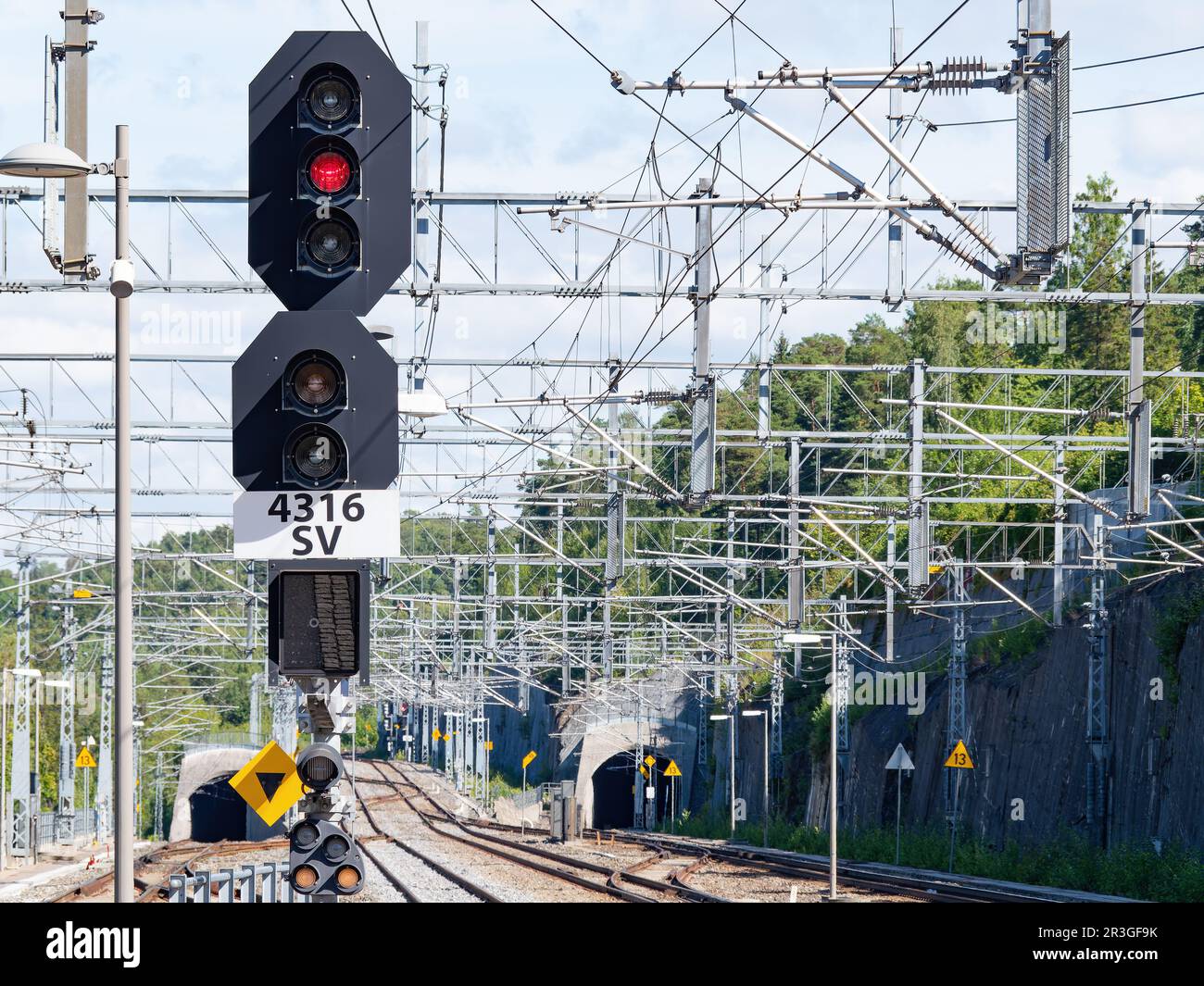 Ampelbahnhaltestelle und Fahrbahn am Bahnhof Sandvika, einem westlichen Vorort von Oslo, der Hauptstadt Norwegens. Stockfoto