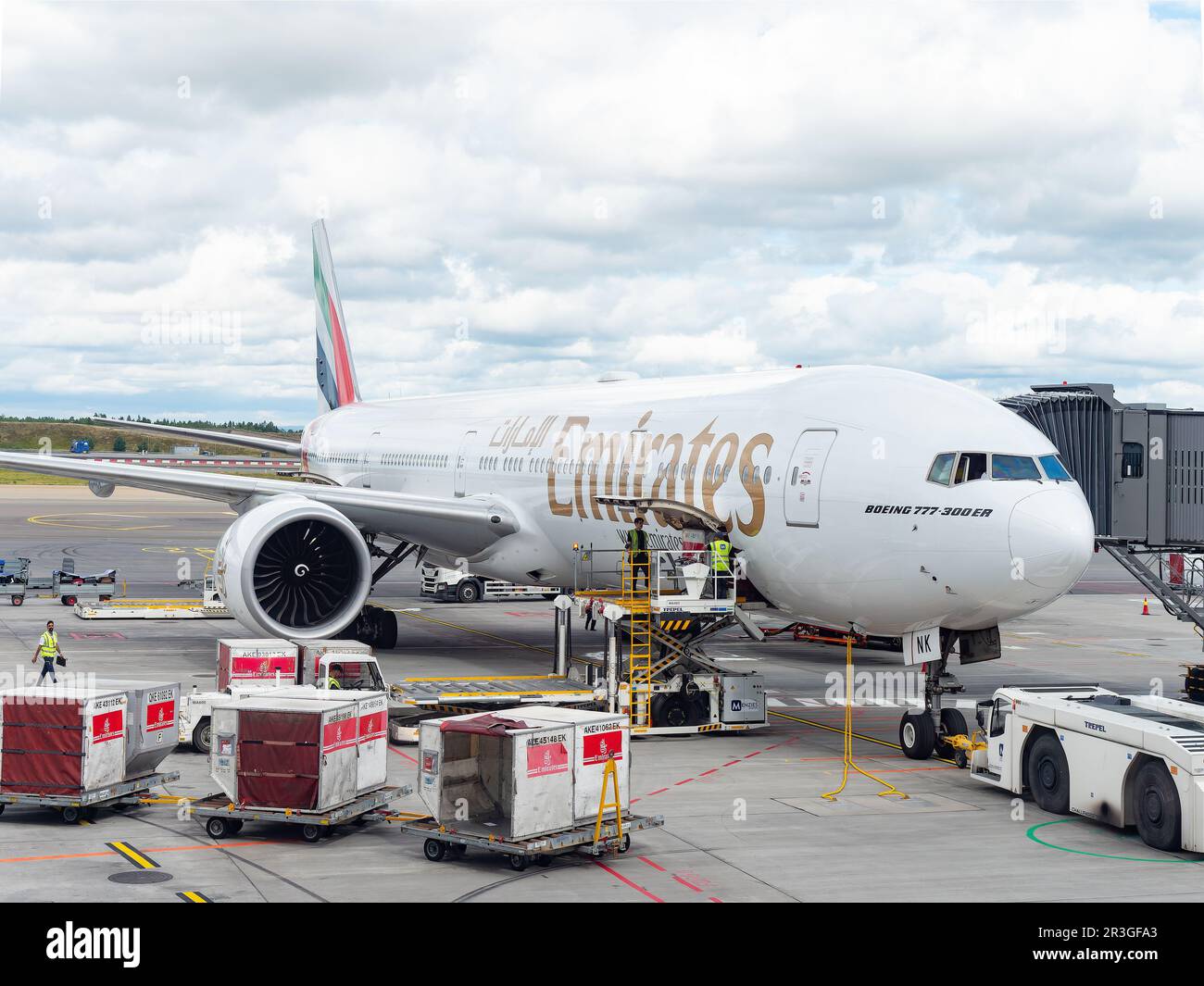 Gardermoen, Norwegen - 22. August 2022: Emirates Boeing 777-300ER an einem Tor des Flughafens Oslo, Gardermoen, wird mit Fracht- und Gepäckcontainern beladen Stockfoto