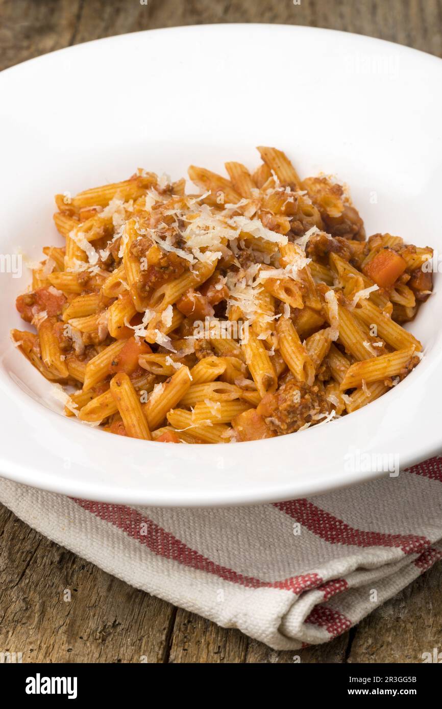 Rigatoni Pasta mit Tomatensauce Stockfoto