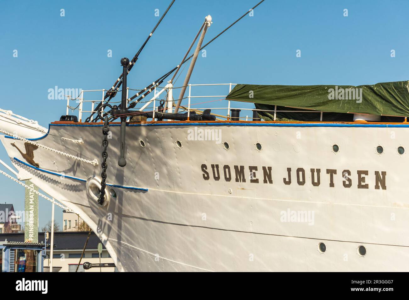 Suomen Joutsen ist ein Stahlrumpf-Schiff mit drei quadratischen Masten. Erbaut im Jahr 1902 und liegt am Fluss Aurajoki in Turku Finnland Stockfoto