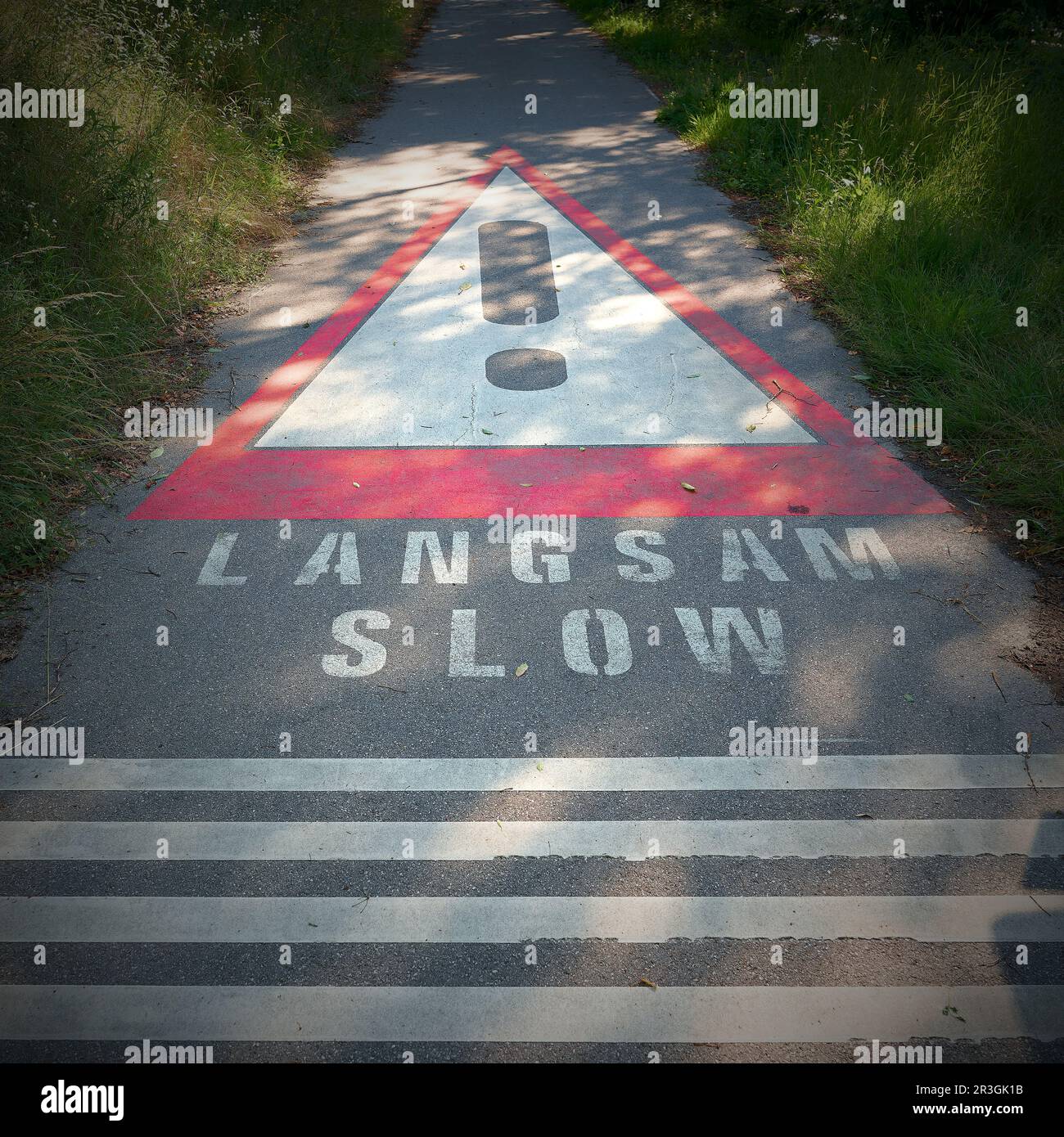 Bitte langsam auf einer schmalen Asphaltstraße in Österreich fahren Stockfoto