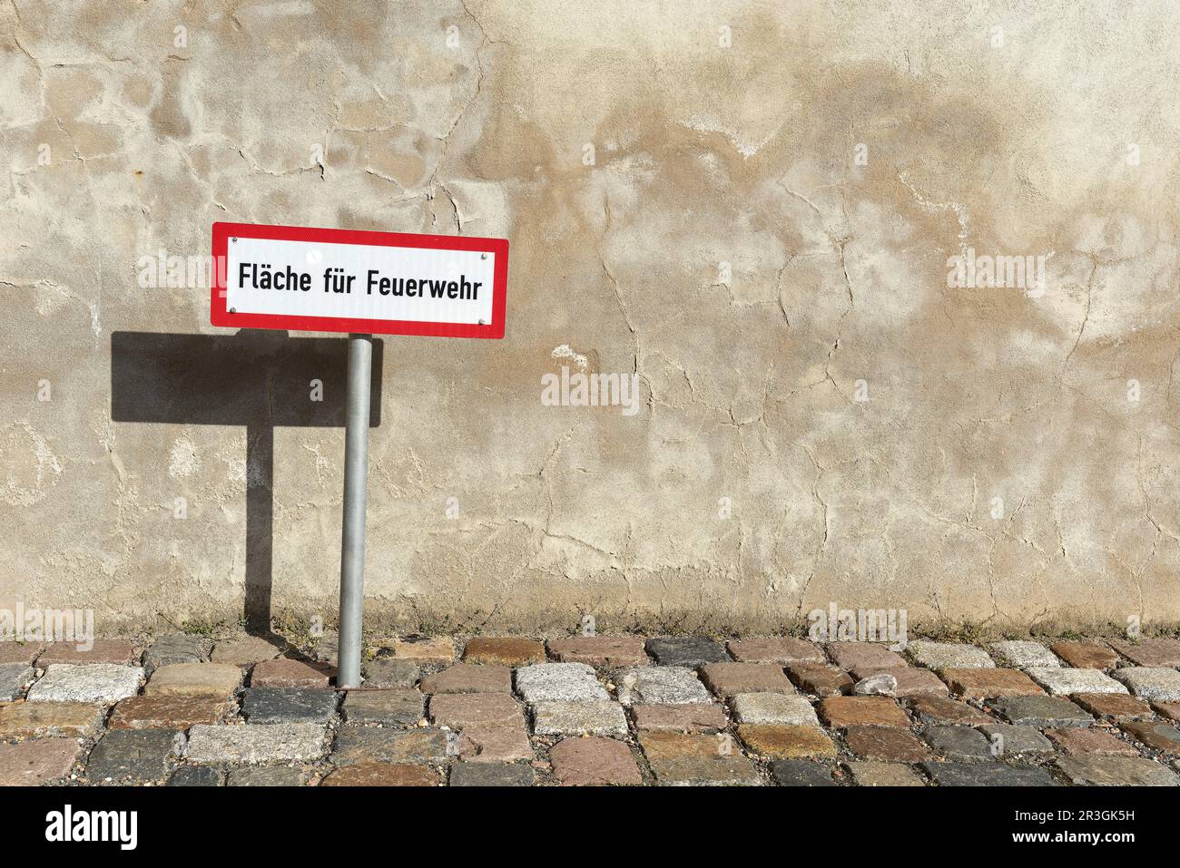 Schild an einer Zufahrtsstraße für die Feuerwehr im Stadtzentrum von Wittenberg in Deutschland Stockfoto