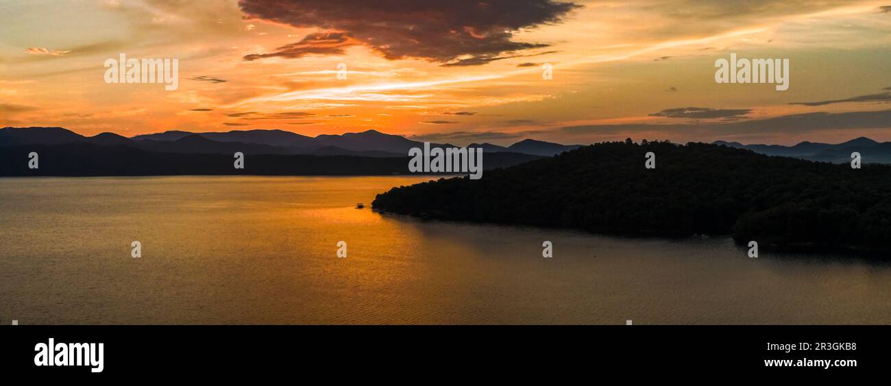 Wunderschöner Sonnenaufgang am See jocassee South carolina Stockfoto