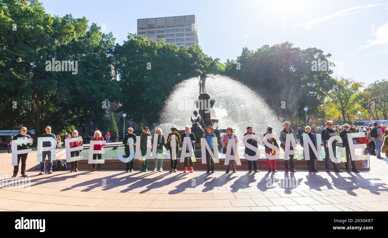 Sydney, Australien. 24. Mai 2023 Die Menge versammelt sich in Sydney, um Julian Assange zu unterstützen. Während des Protests sprachen seine Frau, sein Vater und sein Bruder vor der Menge. Kredit: Robert Wallace / Wallace Media Network / Alamy Live News Stockfoto