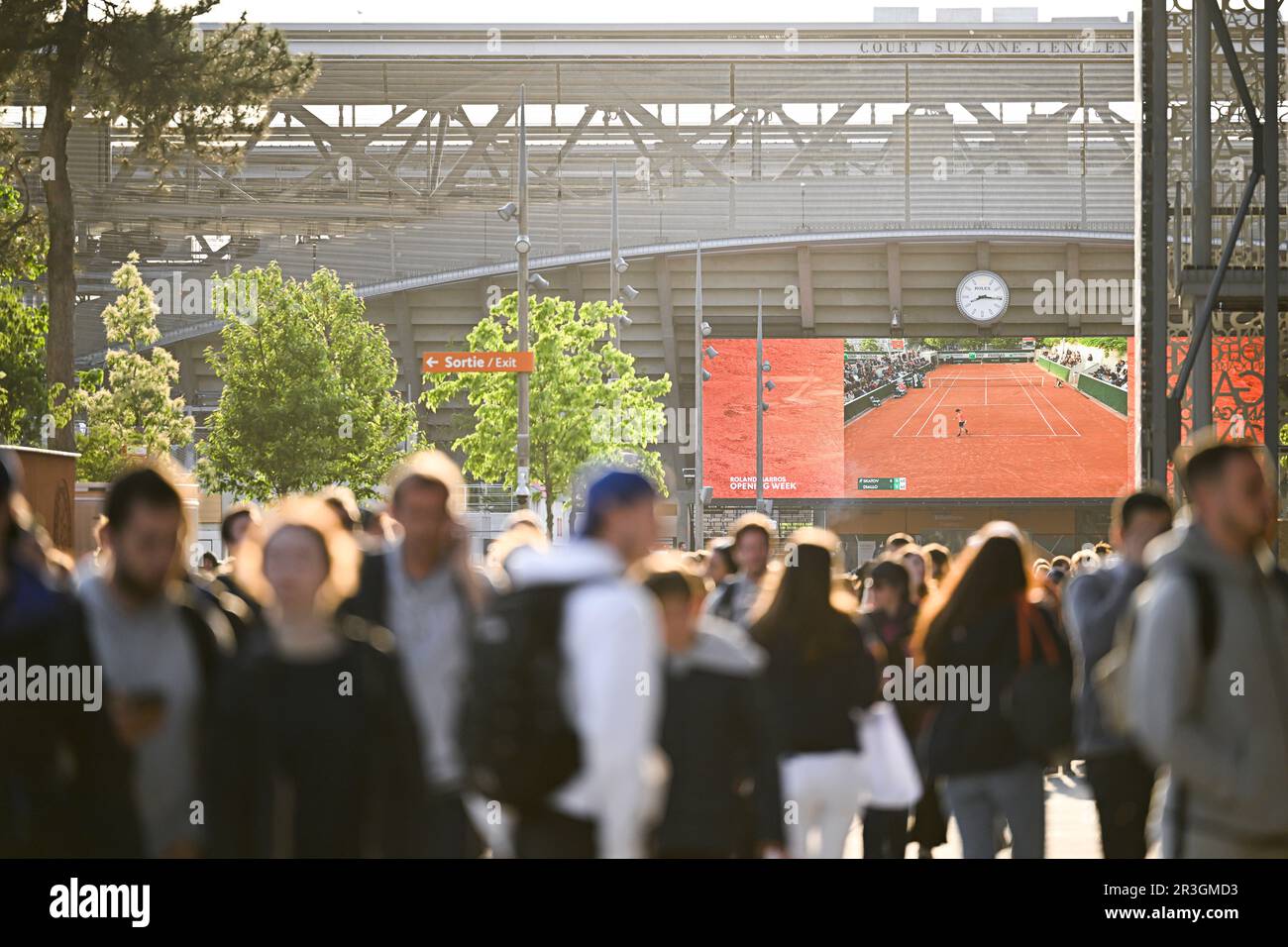 Paris, Frankreich. 23. Mai 2023. Allgemeine Darstellung (Atmosphäre, Ambiente) mit der Menge (öffentlich) und dem Court Suzanne Lenglen während der French Open, Grand Slam Tennis Turnier am 23. Mai 2023 im Roland-Garros Stadion in Paris, Frankreich. Kredit: Victor Joly/Alamy Live News Stockfoto