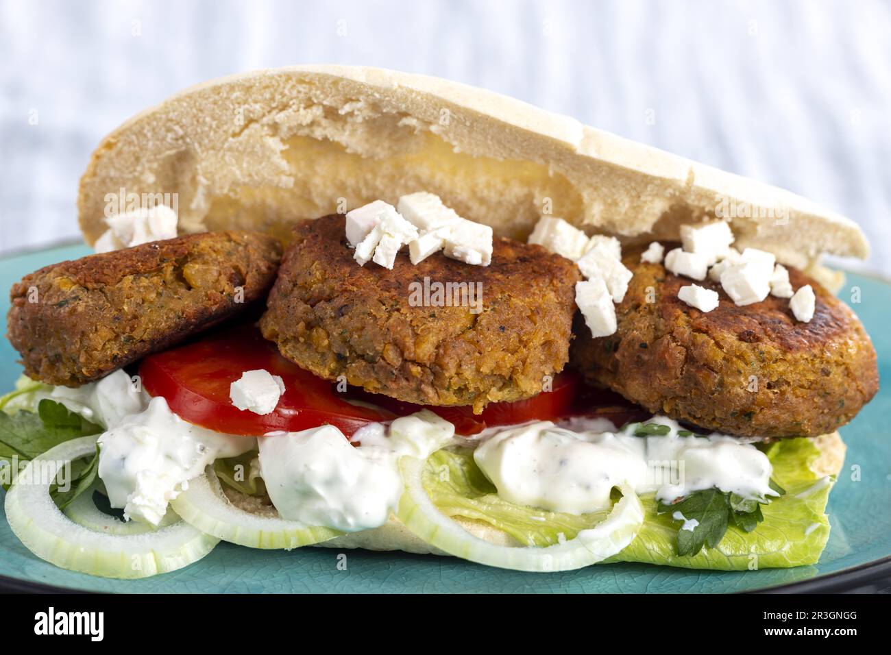 Falafel in Pita-Brot auf einem Teller Stockfoto