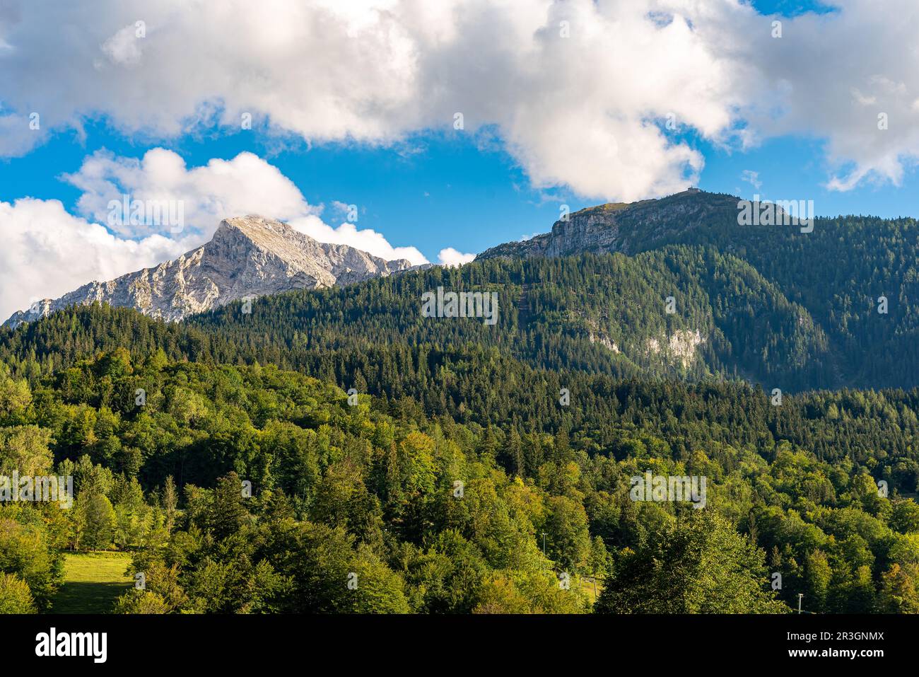 Der Kehlstein mit dem Obersalzberg und der hohe Berg GÃ¶ll in Berchtesgaden Stockfoto