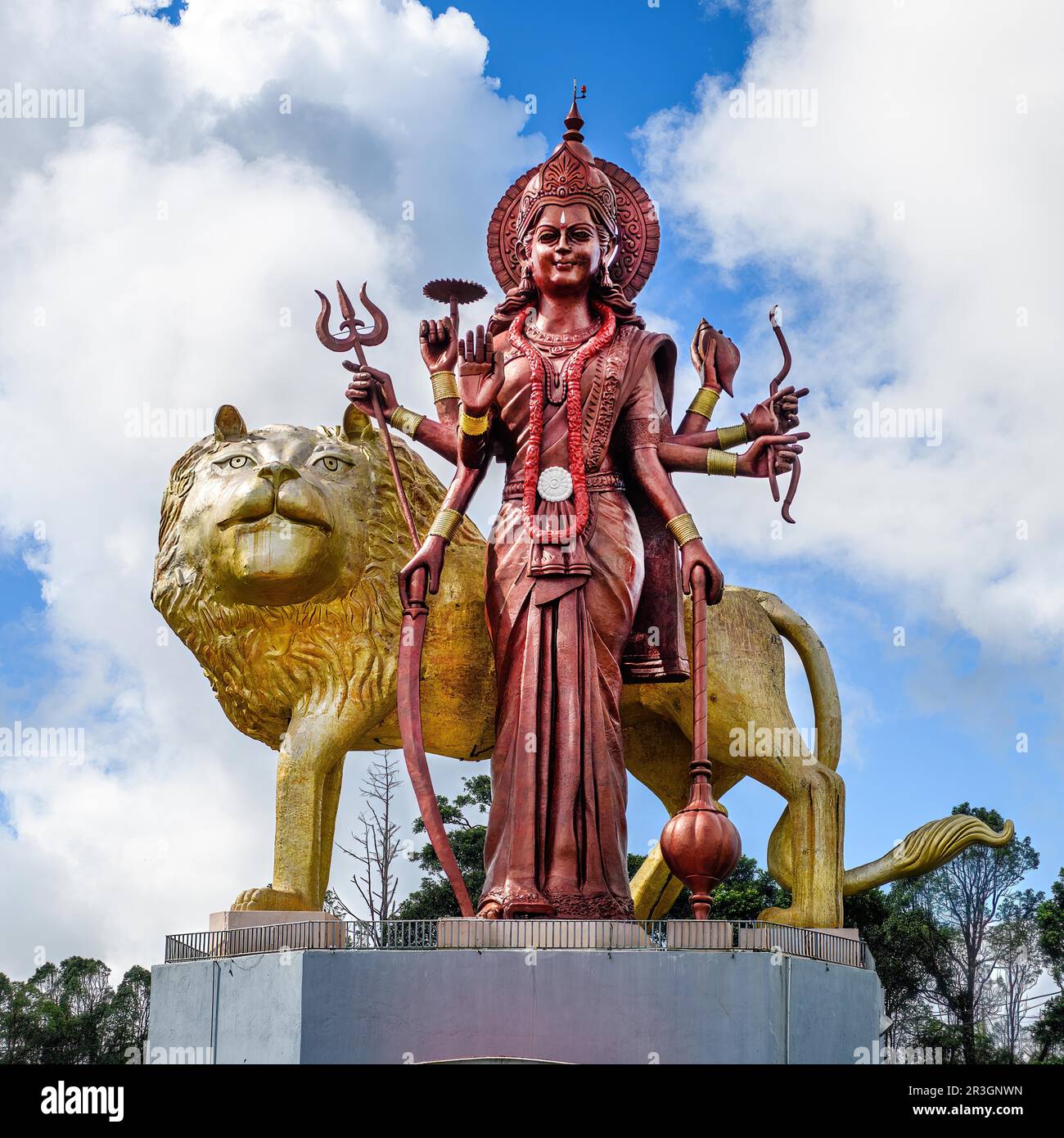 Hindu-Statue Figur der Hindu-Religion mehrarmige Göttin Durga Mata mit Löwenskulptur große Skulptur des Löwen, Ganga Talao, Le Petrin, Mauritius Stockfoto