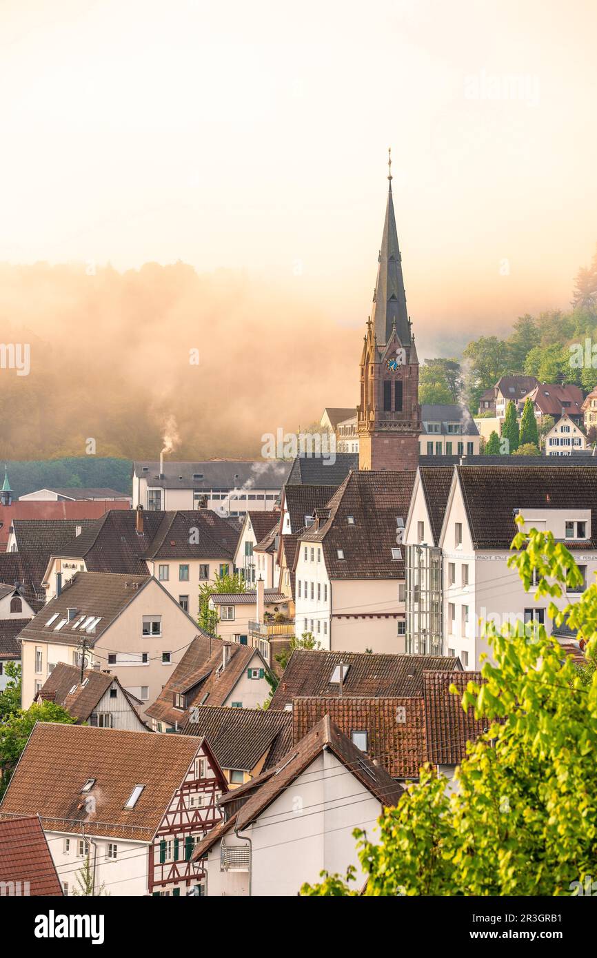 Kleine Stadt bei Sonnenaufgang, Calw, Schwarzwald, Deutschland Stockfoto