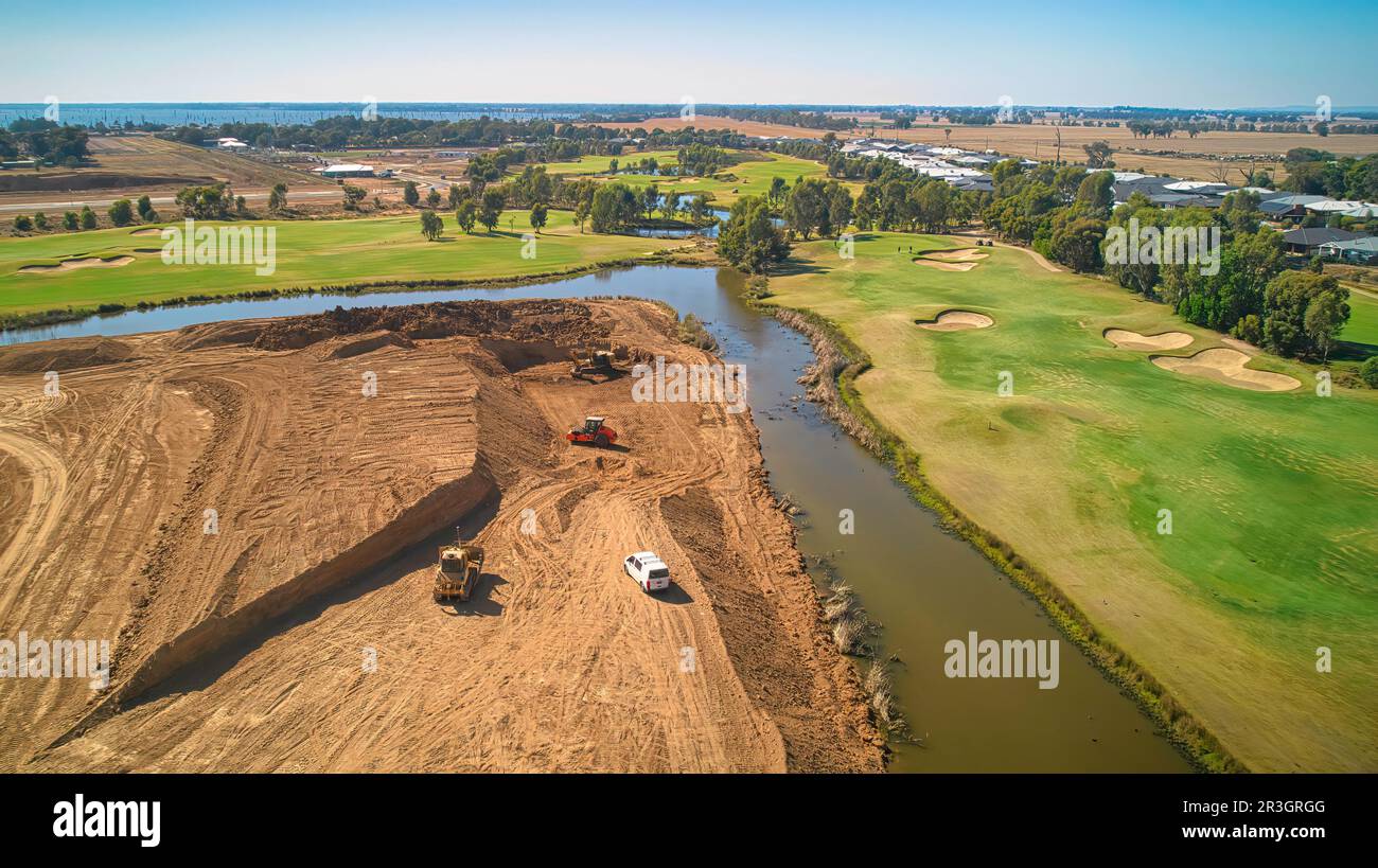 Yarrawonga, Victoria, Australien - 13. April 2023: Earth Works in der Mitte des Black Bull Golfplatzes für neue Bühnen im Silverwoods Estate Stockfoto