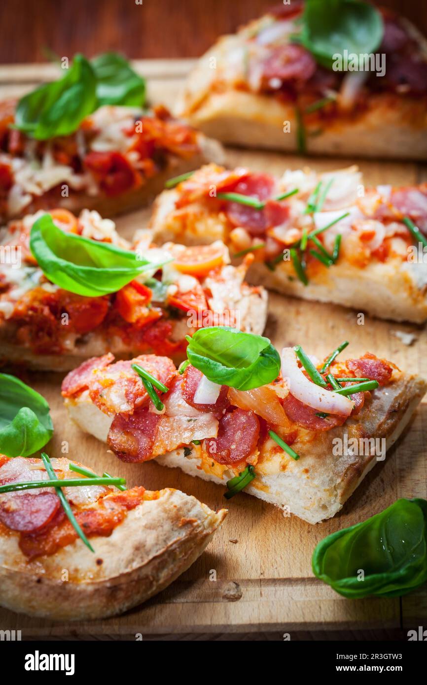 Pizza ziehen -Fotos und -Bildmaterial in hoher Auflösung – Alamy