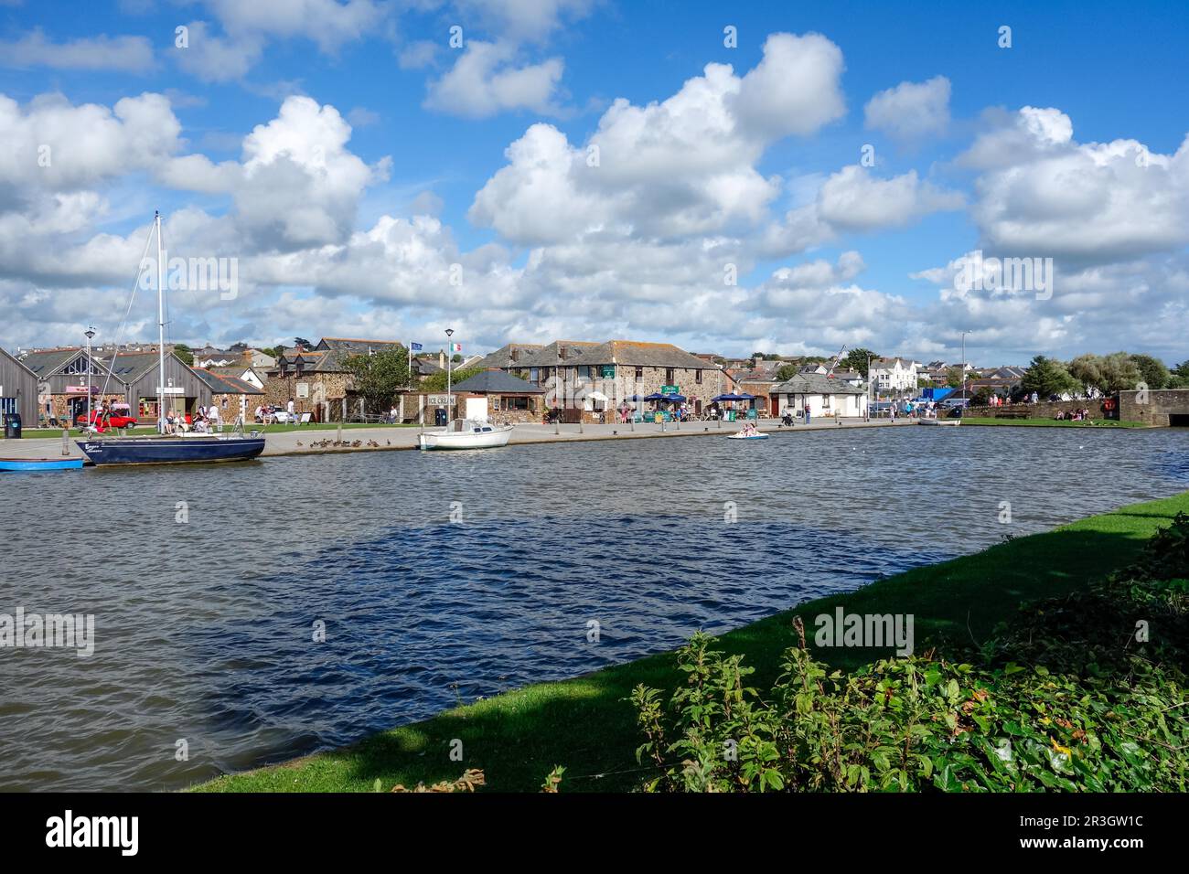 BUDE, CORNWALL, UK - AUGUST 12 : der Kanal in Bude in Cornwall am 12. August 2013. Nicht identifizierte Personen Stockfoto