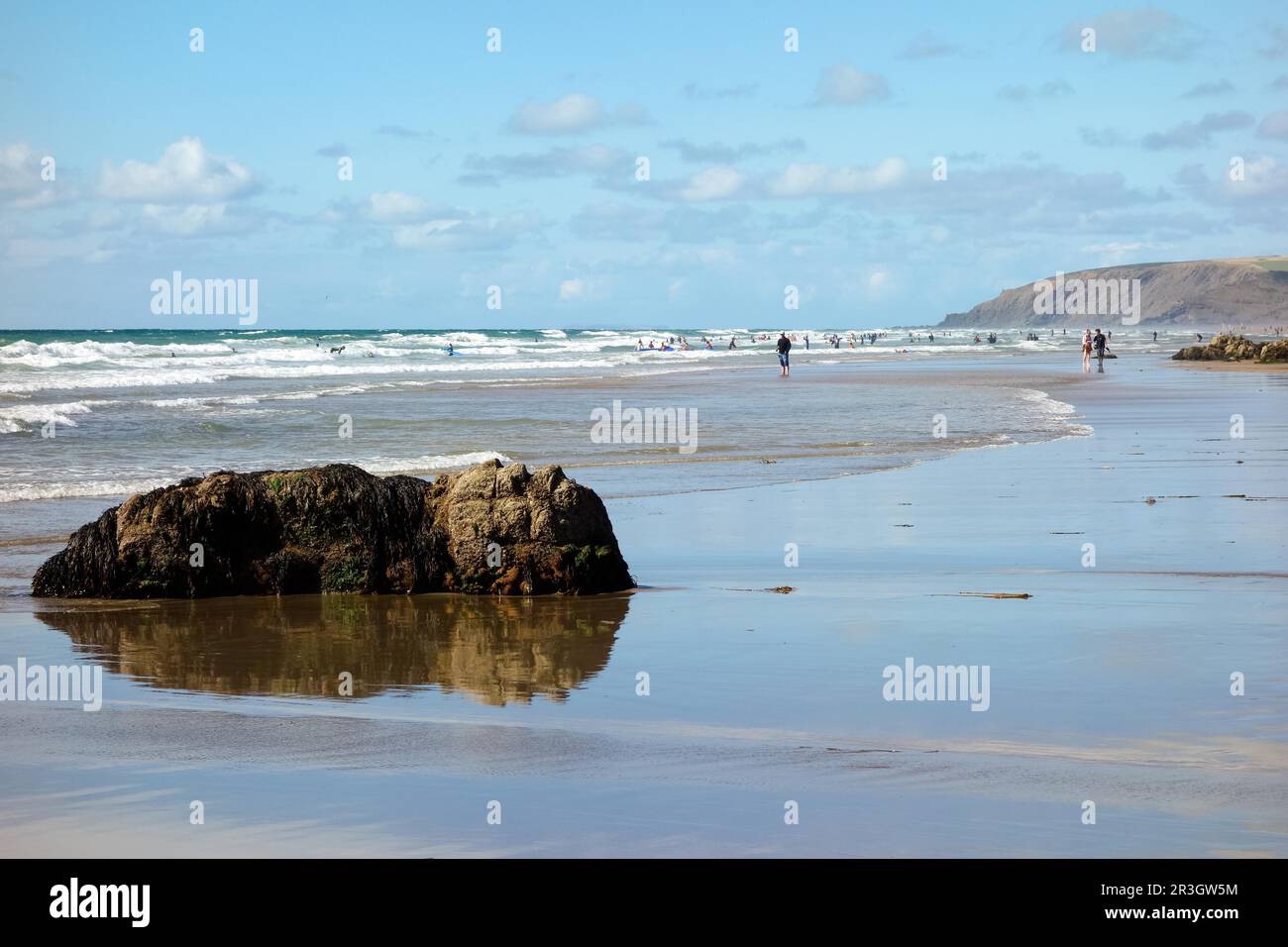 BUDE, CORNWALL/UK - 12. AUGUST: Leute am Strand von Bude am 12. August 2013. Nicht identifizierte Personen Stockfoto