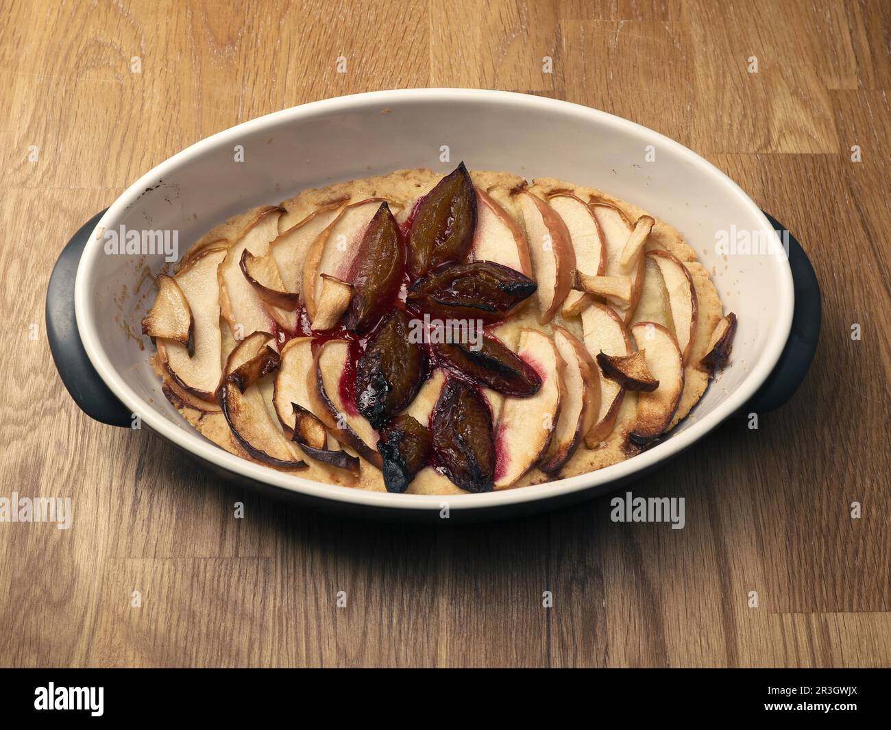 Kuchen mit Pflaume und Äpfeln in einer Backform, hausgemachte, gesunde Lebensmittel, Bio-Lebensmittel Stockfoto