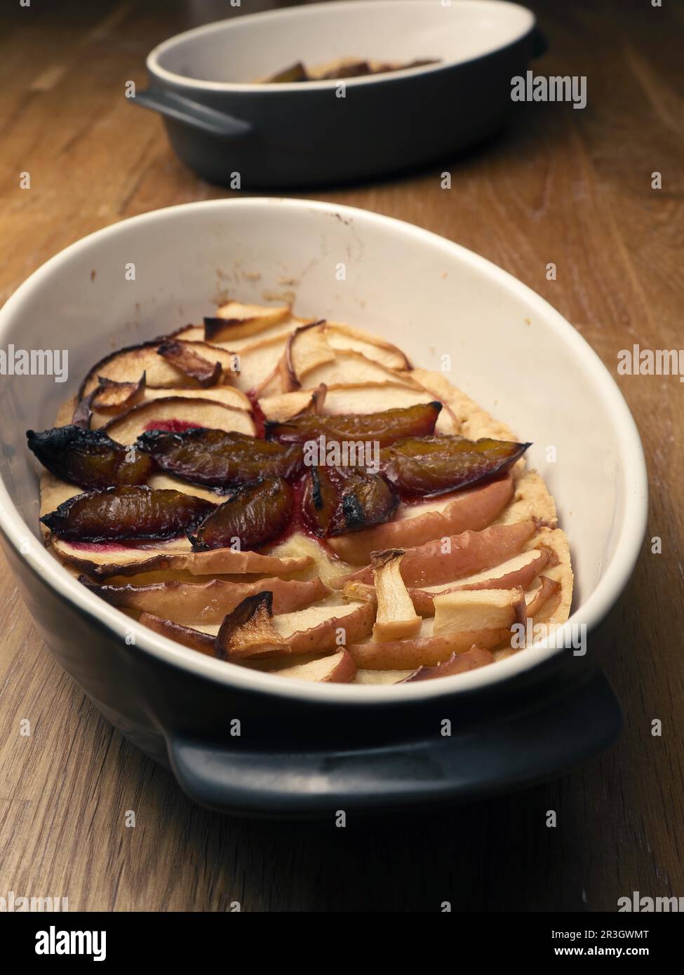 Kuchen mit Pflaume und Äpfeln in einer Backform, hausgemachte, gesunde Lebensmittel, Bio-Lebensmittel Stockfoto