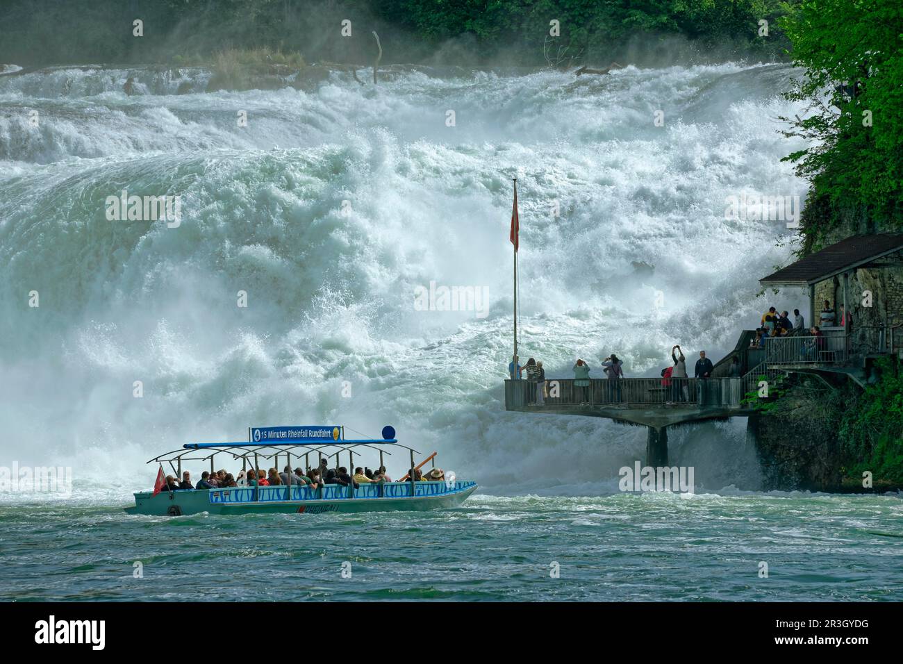 Rheinfall bei Schaffhausen, Wasserfall mit Ausflugsboot, Laufen-Uhwiesen am Rheinfall, Kanton Zürich, Schweiz Stockfoto
