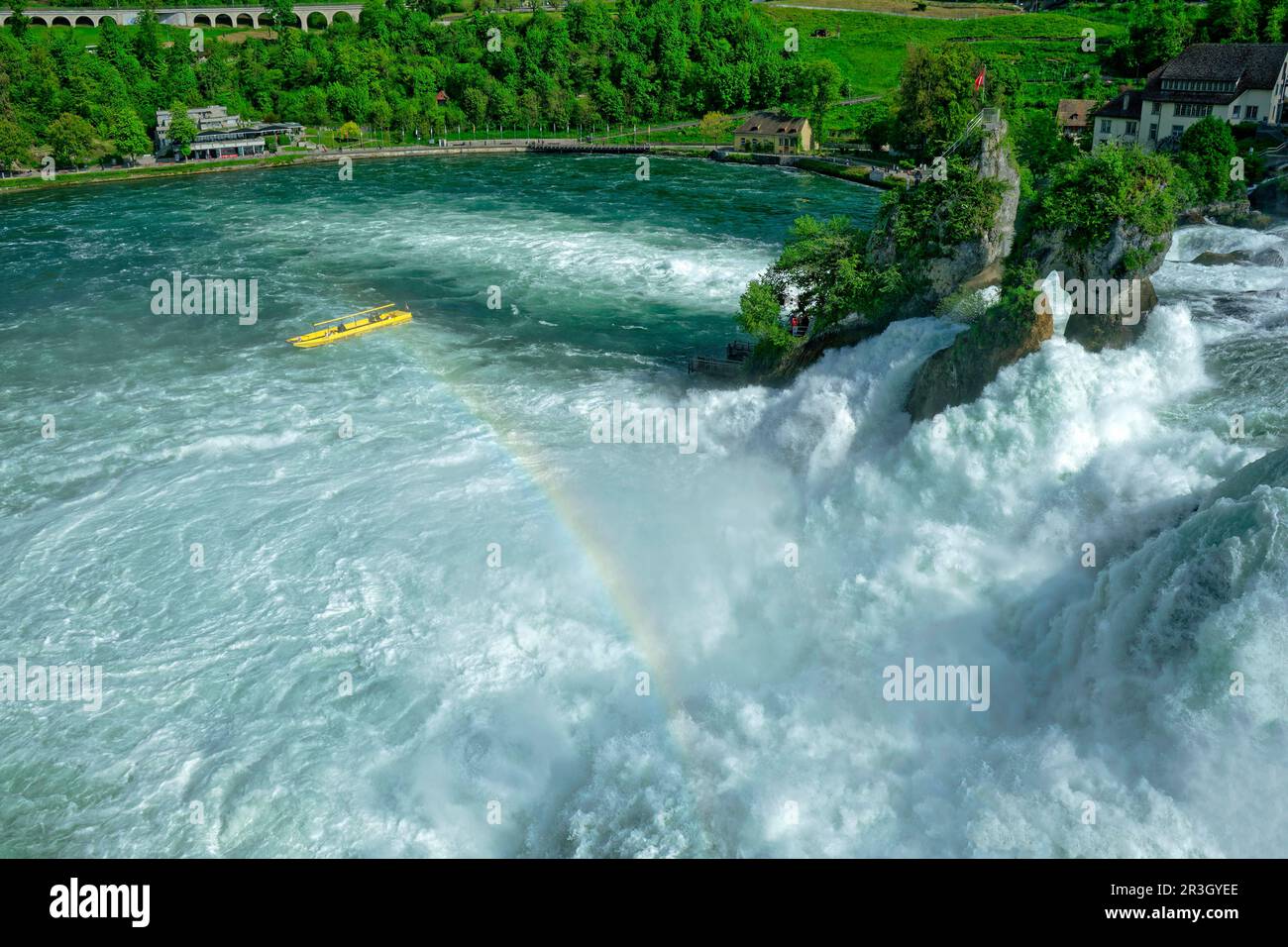 Rheinfall bei Schaffhausen, Wasserfall mit Ausflugsboot, Neuhausen am Rheinfall, Kanton Schaffhausen, Schweiz Stockfoto