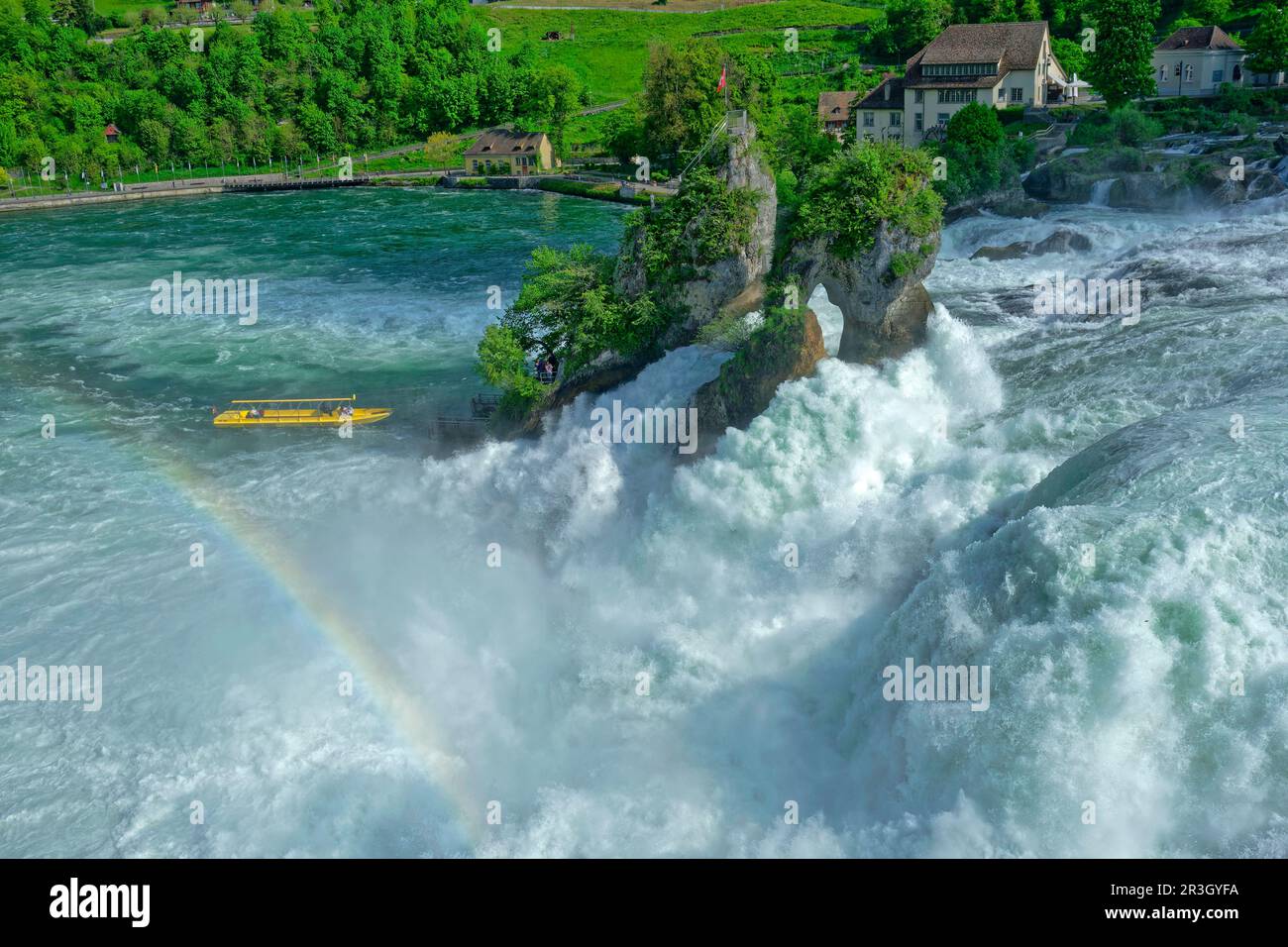 Rheinfall bei Schaffhausen, Wasserfall mit Ausflugsboot, Neuhausen am Rheinfall, Kanton Schaffhausen, Schweiz Stockfoto
