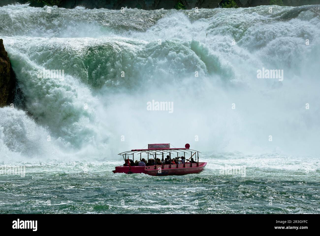 Rheinfall bei Schaffhausen, Wasserfall mit Ausflugsboot, Laufen-Uhwiesen am Rheinfall, Kanton Zürich, Schweiz Stockfoto