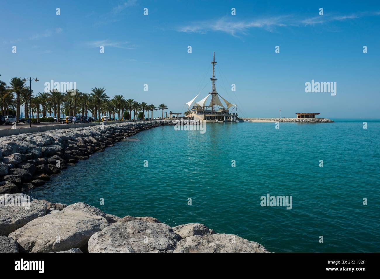 Futuristisch aussehendes Restaurant am Strand von Kuwait City, Kuwait Stockfoto