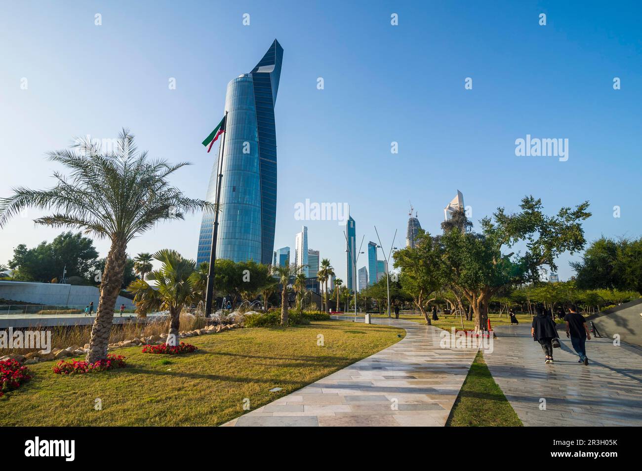 Al Hamra Tower und Al Shaheed Park, Kuwait City, Kuwait Stockfoto
