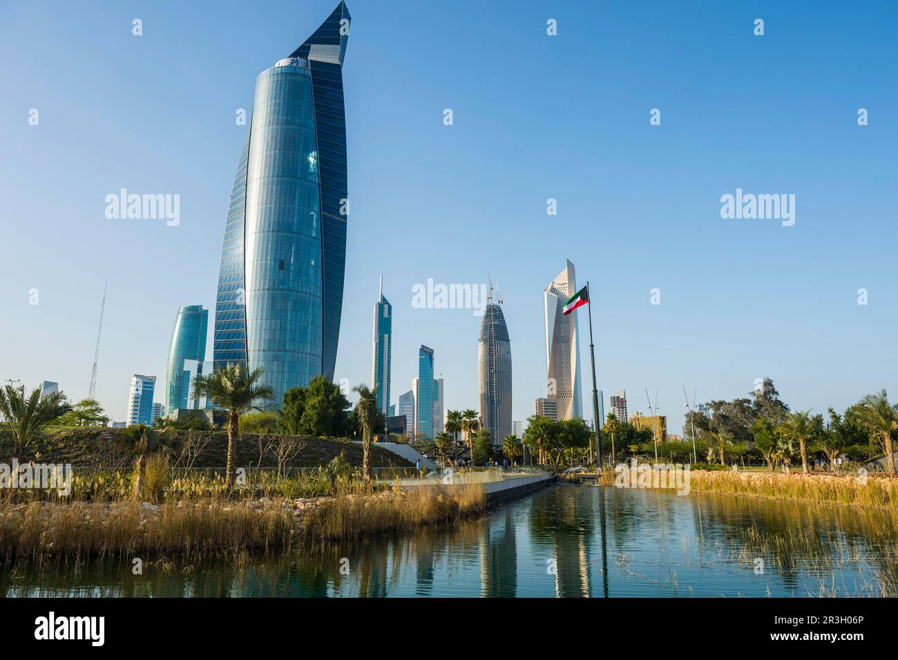 Al Hamra Tower und Al Shaheed Park, Kuwait City, Kuwait Stockfoto