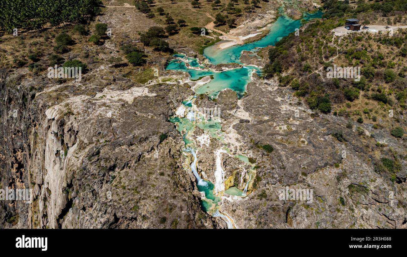 Aus der Luft eines türkisfarbenen Wasserfalls, Wadi Darbat, Salalah, Oman Stockfoto