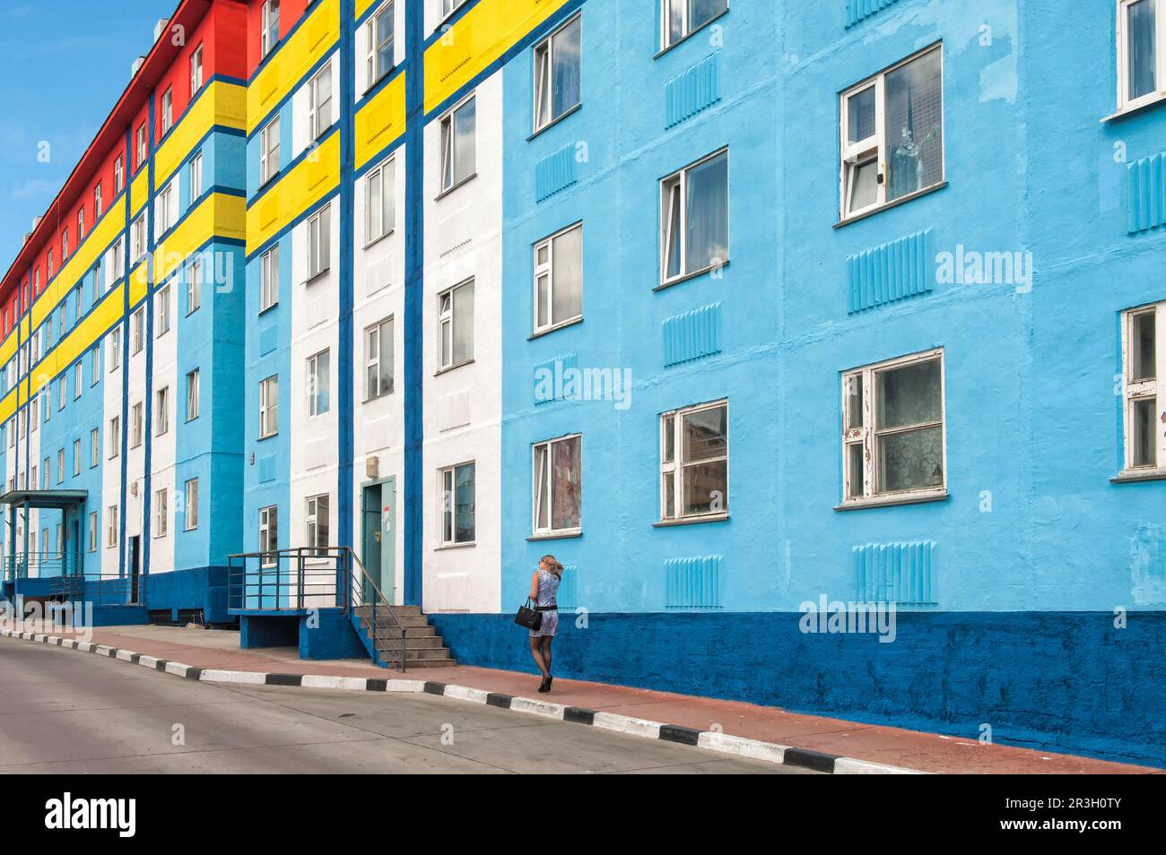 Farbige Wohnungen, sibirische Stadt Anadyr, Provinz Chukotka, Russischer Fernost Stockfoto